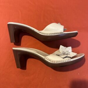 Easy Spirit Women's‎ Beige Leather Flower Detail Comfort Mules Slides